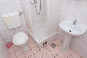 Relaxing Apartment in Okrug Gornji near Mavarstica Beach