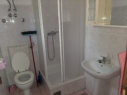 Relaxing Apartment in Okrug Gornji near Mavarstica Beach