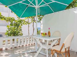 Relaxing Apartment in Okrug Gornji near Mavarstica Beach