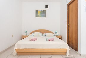 Relaxing Apartment in Okrug Gornji near Mavarstica Beach