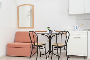 Relaxing Apartment in Okrug Gornji near Mavarstica Beach