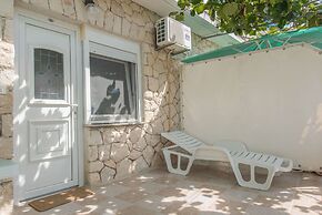 Relaxing Apartment in Okrug Gornji near Mavarstica Beach