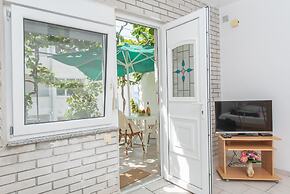 Relaxing Apartment in Okrug Gornji near Mavarstica Beach