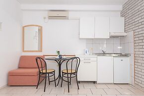 Relaxing Apartment in Okrug Gornji near Mavarstica Beach