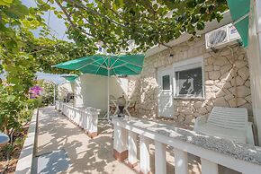Relaxing Apartment in Okrug Gornji near Mavarstica Beach