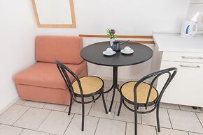 Relaxing Apartment in Okrug Gornji near Mavarstica Beach