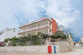 Relaxing Apartment in Okrug Gornji near Mavarstica Beach