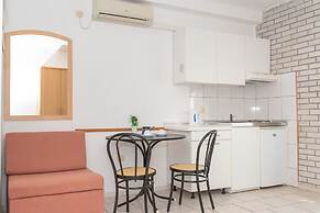 Relaxing Apartment in Okrug Gornji near Mavarstica Beach