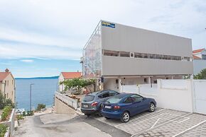 Relaxing Apartment in Okrug Gornji near Mavarstica Beach