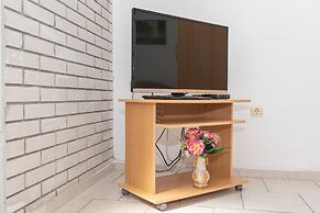 Relaxing Apartment in Okrug Gornji near Mavarstica Beach