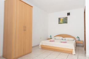 Relaxing Apartment in Okrug Gornji near Mavarstica Beach