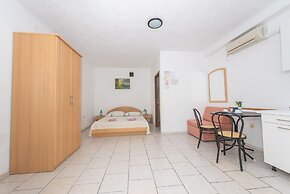 Relaxing Apartment in Okrug Gornji near Mavarstica Beach