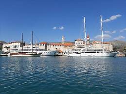 Lovely Apartment in Okrug Gornji near Bocici Beach