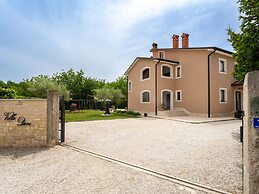 Splendid Villa in Vižinada with Hot Tub