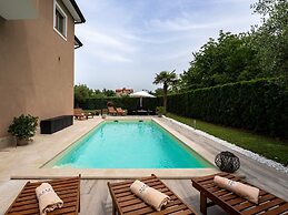 Splendid Villa in Vižinada with Hot Tub