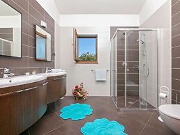 Splendid Villa in Vižinada with Hot Tub