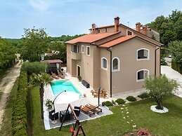 Splendid Villa in Vižinada with Hot Tub
