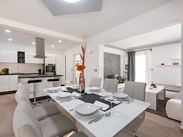 Splendid Villa in Vižinada with Hot Tub