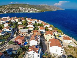 Quaint Holiday Home in Okrug Gornji near Bocici Beach