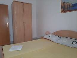 Quaint Holiday Home in Okrug Gornji near Bocici Beach