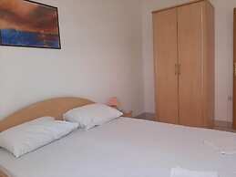 Quaint Holiday Home in Okrug Gornji near Bocici Beach