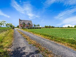 Chic Villa in Comines-warneton With Garden