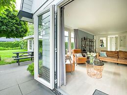 Wonderful Holiday Home nearby Efteling with Private Heated Pool & Hot 