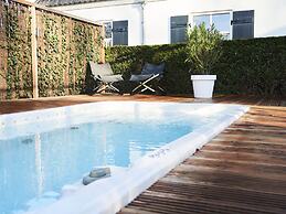 Wonderful Holiday Home nearby Efteling with Private Heated Pool & Hot