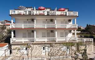 Peaceful Holiday Home in Okrug Gornji near Bocici Beach