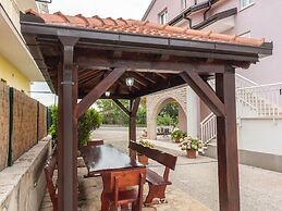 Plush Apartment in Imotski near Blue & Red Lakes