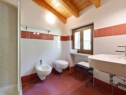 Fabulous Mansion in Pesina Spezie near Lake