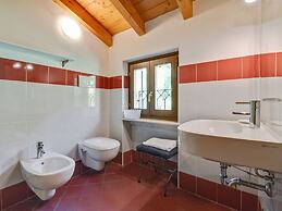 Fabulous Mansion in Pesina Spezie near Lake