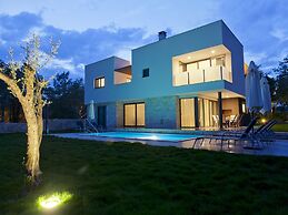 Luxurious Villa Novigrad With Swimming Pool