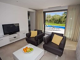 Luxurious Villa Novigrad With Swimming Pool