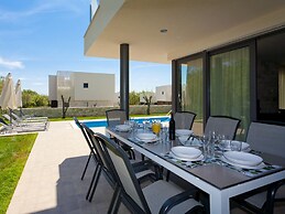 Luxurious Villa Novigrad With Swimming Pool