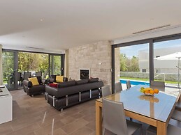 Luxurious Villa Novigrad With Swimming Pool