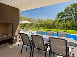 Luxurious Villa Novigrad With Swimming Pool