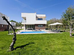 Luxurious Villa Novigrad With Swimming Pool
