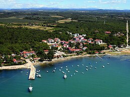 Luxurious Villa Novigrad With Swimming Pool