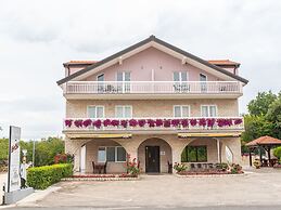 Pretty Apartment in Imotski near River