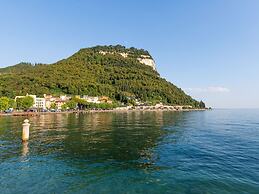 Belvilla by OYO Lira