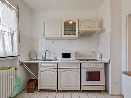 Charming Apartment in Fuldabruck With Garden