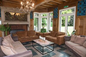 Magnificent Luxury Chateau in Vast Garden with Sauna & Hot Tubs