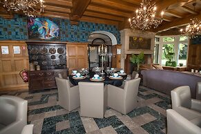 Magnificent Luxury Chateau in Vast Garden with Sauna & Hot Tubs