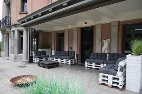 Magnificent Luxury Chateau in Vast Garden with Sauna & Hot Tubs