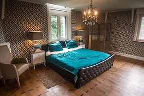 Magnificent Luxury Chateau in Vast Garden with Sauna & Hot Tubs