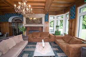 Magnificent Luxury Chateau in Vast Garden with Sauna & Hot Tubs
