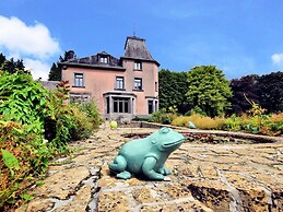 Magnificent Luxury Chateau in Vast Garden with Sauna & Hot Tubs