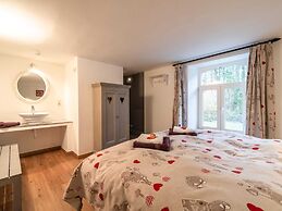 Luxurious Farmhouse Near Forest in Anhee