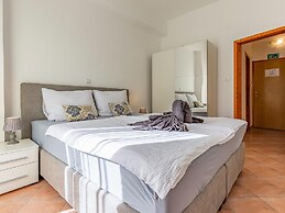 Attractive Apartment in Banjole near Fratarski Otok Island